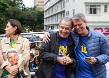 Tarcísio abraça bolsonarismo radical e antecipa campanha de extremos