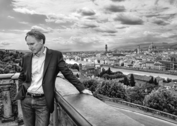 Dan Brown diz que é 'como Taylor Swift' e exalta a IA ao publicar nova aventura pop