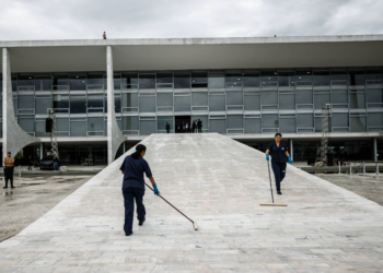 Homem tenta subir rampa do Palácio do Planalto duas vezes e é detido em Brasília