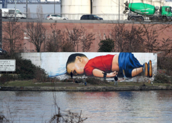 Dez anos após morte simbólica de menino sírio, crise dos refugiados se repete no Mediterrâneo