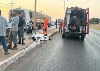 Motociclista perde controle, bate em poste e morre