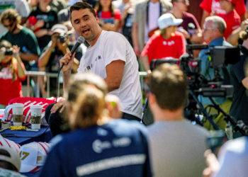 É #FAKE que vídeo mostre fuga de atirador logo após assassinato de Charlie Kirk; cenas são de julho