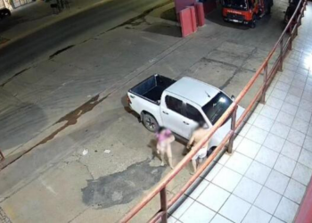 Vídeo mostra pais chegando aos bombeiros com filha de 1 ano que caiu em piscina