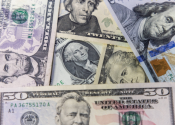 Dólar abre em leve alta nesta sexta (12) após julgamento de Bolsonaro