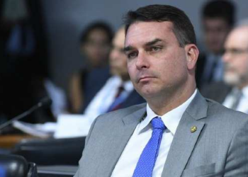 Flávio Bolsonaro compara ministros a hienas que atacaram “leão” Fux