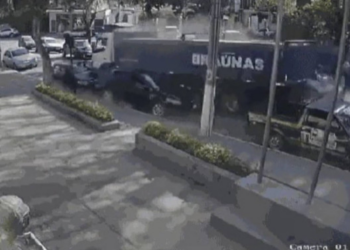 Vídeo mostra momento em que caminhão sem freio bate em carros e mata duas pessoas