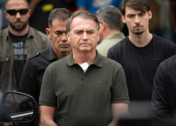 Bolsonaro deixa prisão domiciliar para retirada de lesões na pele; exame detecta anemia