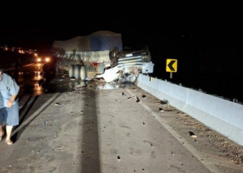 Acidente entre duas carretas e uma picape deixa um morto e dois feridos