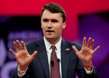 Governo Trump demite funcionários e caça visto de críticos de ativista Charlie Kirk; brasileiro teve entrada proibida