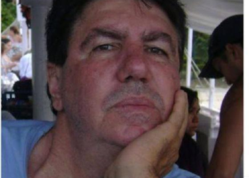 Professor é encontrado morto dentro de casa