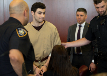 Juiz de Nova York rejeita acusações de terrorismo contra Luigi Mangione por assassinato de CEO