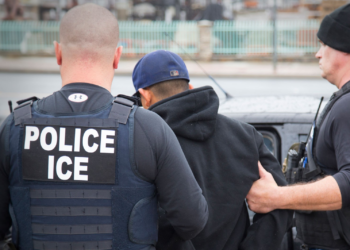 É #FAKE que a prefeitura de Chicago bloqueou a cidade com caminhões para impedir deportação de imigrantes ilegais