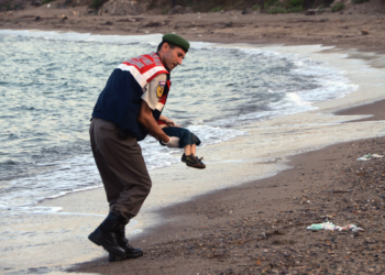 Foto do corpo de menino sírio em praia na Turquia completa 10 anos; imagem impactou modo como Europa lida com crise migratória