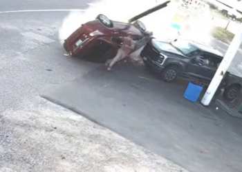 Homem escapa por pouco de ser atropelado por carro desgovernado nos EUA; VÍDEO