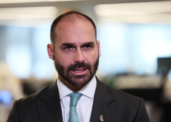 É #FAKE vídeo em que Eduardo Bolsonaro diz que EUA vão buscar Jair Bolsonaro no Brasil; gravação foi manipulada com IA