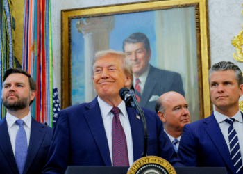 Trump volta a aparecer em público e chama de 'fake news' boatos sobre problemas de saúde