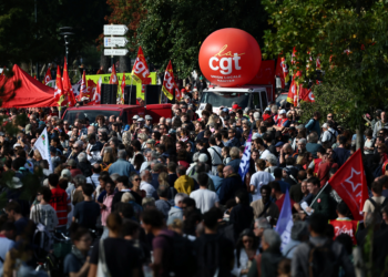 França tem nova onda de protestos contra cortes no orçamento