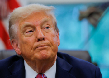 Senadores dos EUA protocolam projeto para revogar tarifaço de Trump contra o Brasil