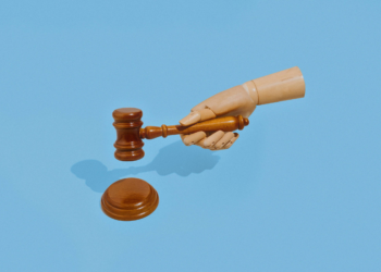 Justiça do Trabalho condena trabalhadora após advogada usar IA e inventar decisões judiciais