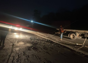 Jeep derruba poste, capota e motorista foge à pé; vídeo