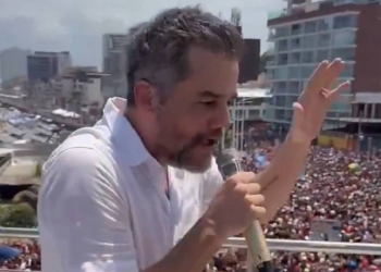 Wagner Moura e Chico Buarque participam de atos contra PEC da Blindagem