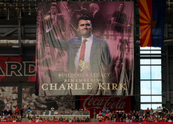 Funeral de Charlie Kirk lota estádio no Arizona; público aguarda discurso de Trump