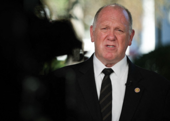 'Czar da fronteira' de Trump aceitou US$ 50 mil em operação de suborno, diz agência