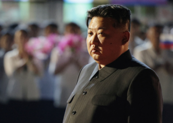 Kim Jong-un diz que nunca trocará seu arsenal nuclear por fim de sanções, mas não descarta diálogo com os EUA