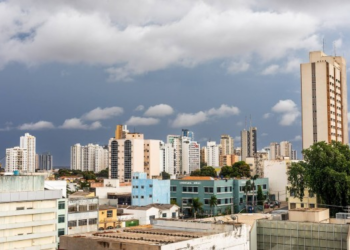 Risco de vendaval em Cuiabá coloca Defesa Civil em alerta