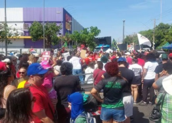 Manifestantes fazem ato contra PEC da Blindagem em Cuiabá