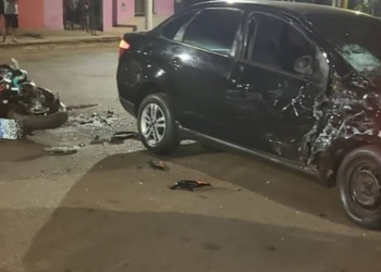 Jovens de 20 anos morrem em batida entre carro e moto