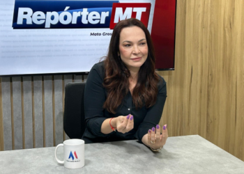 Terapeuta: Casais que se expõem demais nas redes sociais geralmente escondem uma crise