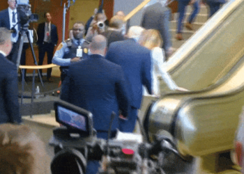 VÍDEO: Escada rolante da ONU trava durante subida de Trump e Melania