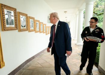 Governo Trump ironiza Biden e põe 'caneta automática' representando ex-presidente em galeria na Casa Branca; VÍDEO