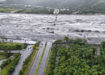 VÍDEO: Enxurrada destrói restaurante em Hong Kong por supertufão Ragasa, que avança para o Vietnã