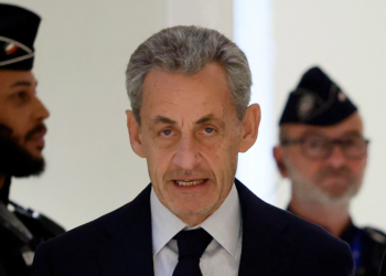 'Dormirei na cadeia de cabeça erguida': ex-presidente francês Zarkozy critica condenação a 5 anos de prisão