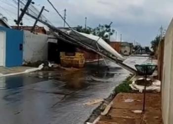 Chuva forte destelha casas, derruba postes e deixa rastro de destruição em VG; veja vídeo