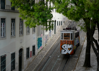 Elevador da Glória: bondinho que descarrilou é cartão-postal de Lisboa