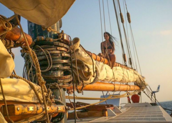 'Aceitei um emprego por impulso num réveillon e acabei presa no mar por 6 meses'