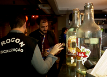 'Caipirinhas canceladas': imprensa internacional repercute casos de intoxicação por metanol no Brasil