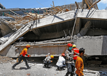 Sobe para 36 número de mortos após desabamento de escola na Indonésia