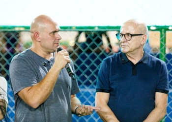Abilio e Pivetta jogam futebol em campo no Pedra 90