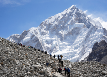 Quase mil pessoas ficam presas no lado tibetano do Monte Everest devido a nevasca