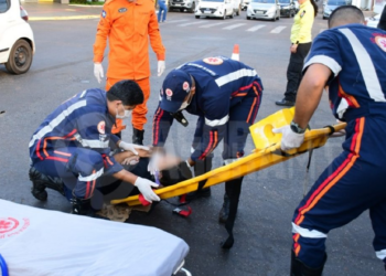 Motorista de caminhonete fura sinal vermelho e atropela grávida