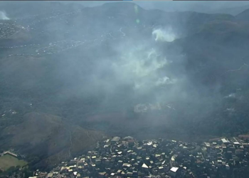Fumaça de incêndio na serra do Curral faz hospital suspender parte dos atendimentos em Belo Horizonte