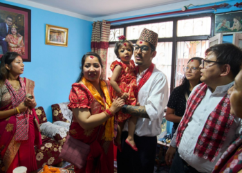 Nepal escolhe menina de 2 anos como nova deusa viva adorada por hindus e budistas