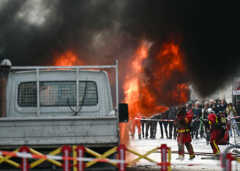 Fogo atinge van próximo à residência oficial do Primeiro-Ministro da França, em Paris