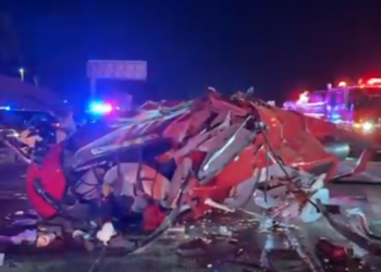 VÍDEO mostra momento em que helicóptero cai e capota ao lado de carros nos EUA