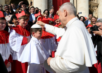 Encontro de 'papas': alunos de Chicago fazem 'miniconclave', viralizam e encontram Leão XIV vestidos como pontífice e cardeais; veja VÍDEO