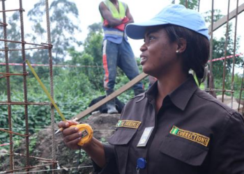 Boina-azul nigeriana vence Prêmio para Mulheres Agentes de Justiça e Correções